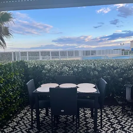 Sur La Plage, Piscine, Wifi, Tv, Netflix Apartment