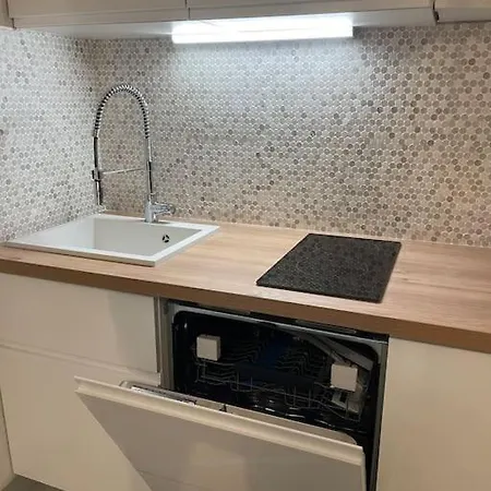 Apartment Sur La Plage, Piscine, Wifi, Tv, Netflix *