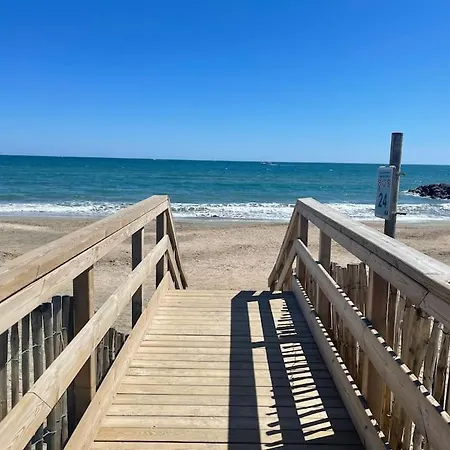 Sur La Plage, Piscine, Wifi, Tv, Netflix Apartment *