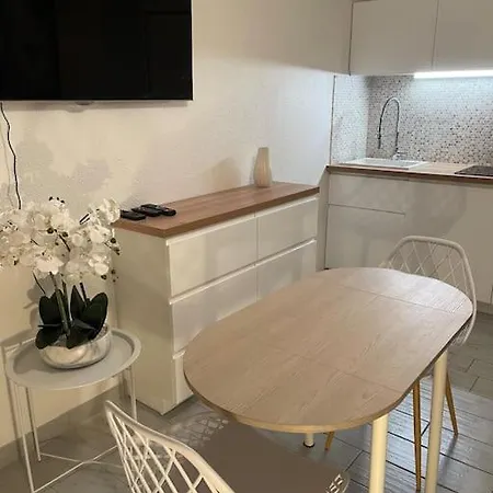 Sur La Plage, Piscine, Wifi, Tv, Netflix Apartment