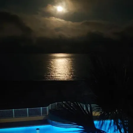 Sur La Plage, Piscine, Wifi, Tv, Netflix *